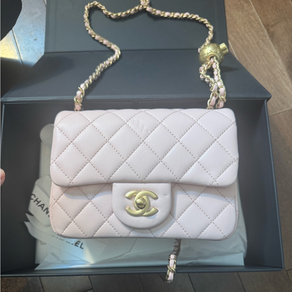 CHANEL Light Pink Leather Accessory with Gold Emblem - Picture 2 of 5
